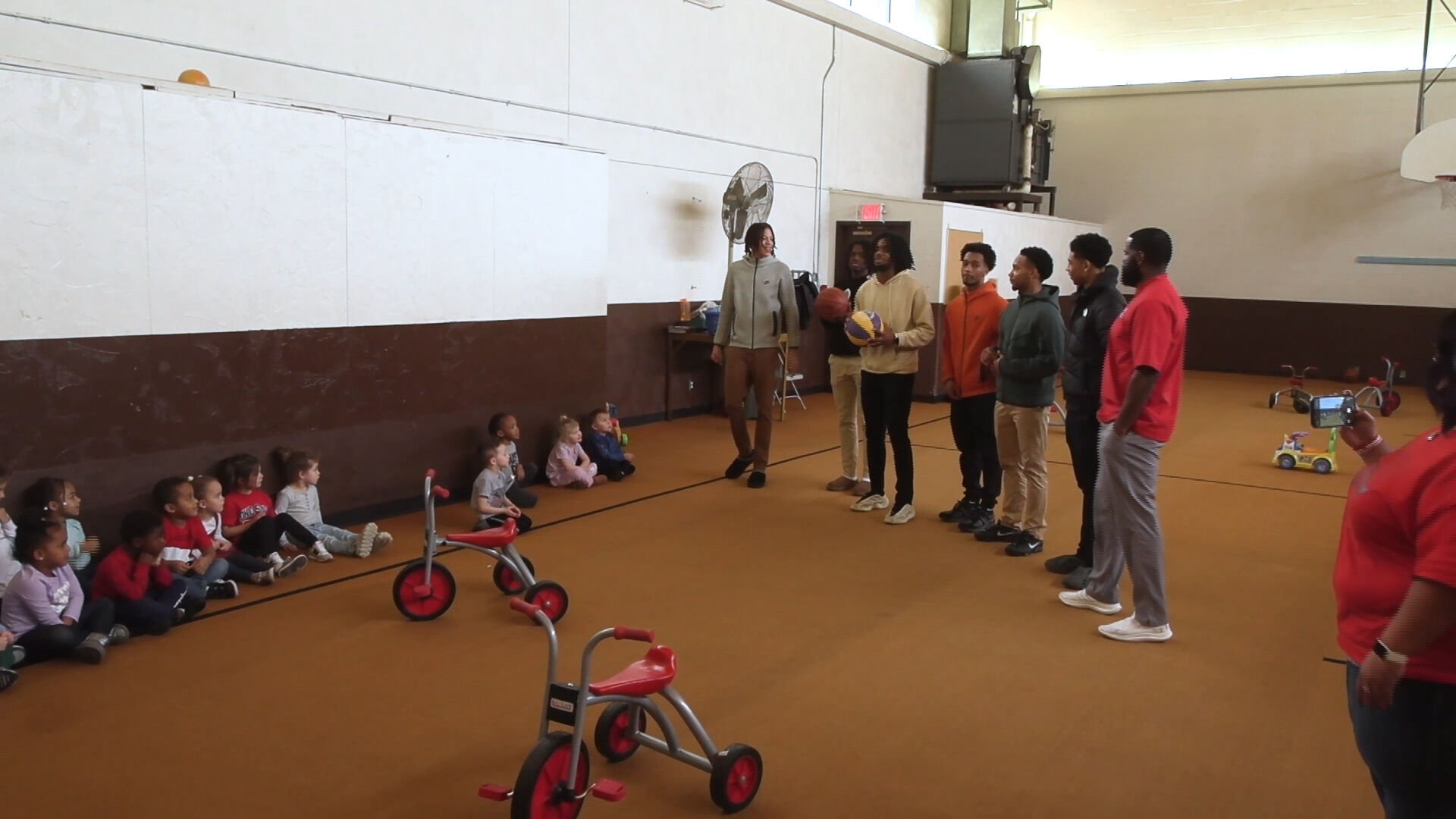 Lima Senior basketball team brings smiles to young fans